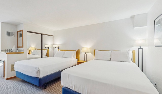 Main Street room - hot tub & pool - walk to lifts, dog-friendly, balcony