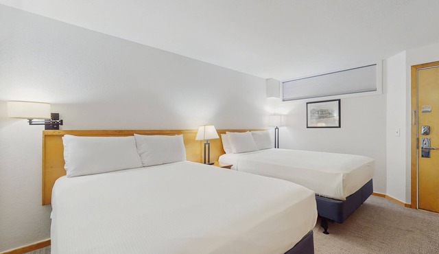 Main Street room - pool & hot tub - walk to lifts, dog-friendly, garden-level