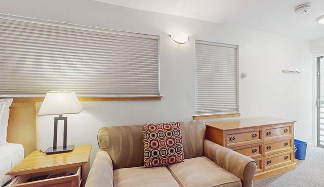 Main Street room - pool & hot tub, walk to lifts, dog-friendly, 3rd floor