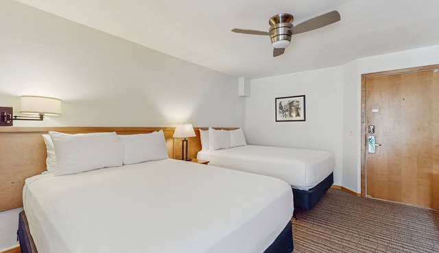 Main Street stay - pool & hot tub - walk to lifts, dog-friendly, balcony
