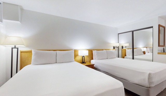 Main Street studio - pool & hot tub - walk to lifts, dog-friendly, ground-floor