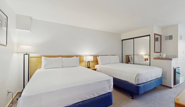 Main Street studio - pool & hot tub - walk to lifts, dog-friendly, third floor