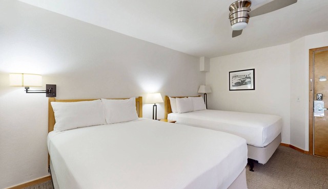 Main Street studio - pool & hot tub - walk to lifts, dog-friendly, balcony