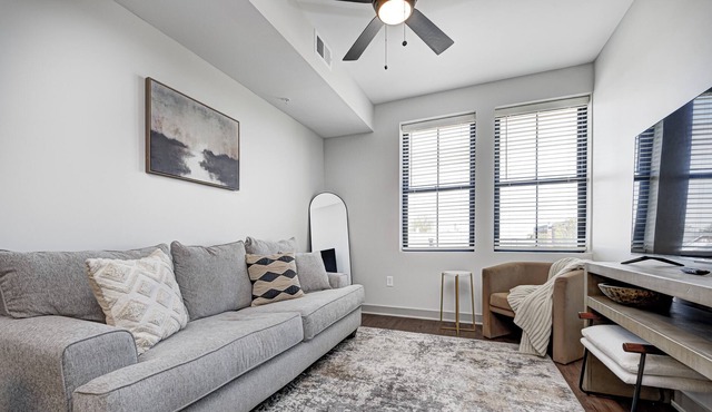 Main Street Suite - Within walking distance to the Indianapolis Motor Speedway
