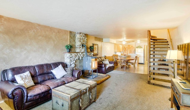 Main Street Townhome - 12 Miles to Bear Lake!