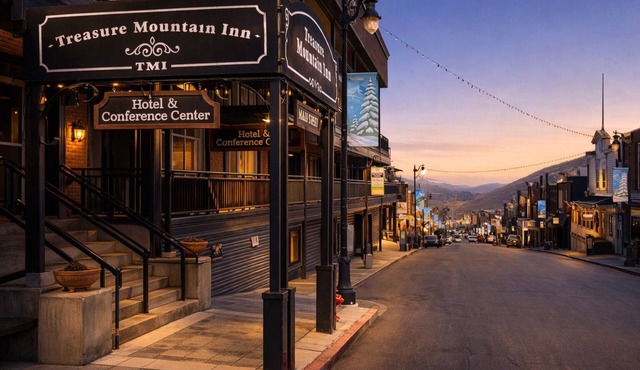 Main Street | Walk to Shopping | Private Balcony