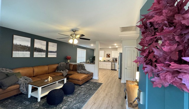 Maine State Of Mind ~ Comfy Retreat ~ 0.5 to Ktown