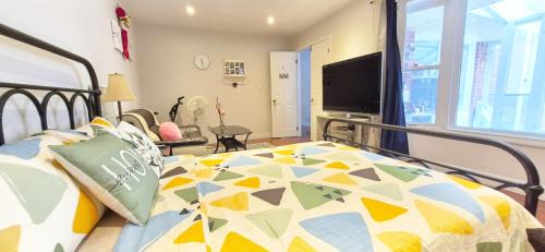 Mainfloor Spacious Cozy Room near Pacific Mall