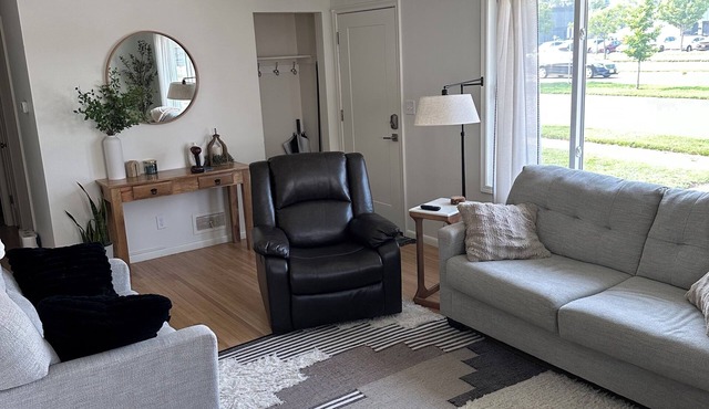 Mainstay - 3BR Main Floor Living Recliner, Bright space! Mayo Discount