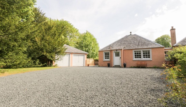 MAISIE'S COTTAGE, romantic, with a garden in Dunblane
