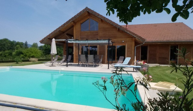 Maison à la Campagne Spacieuse Avec Piscine