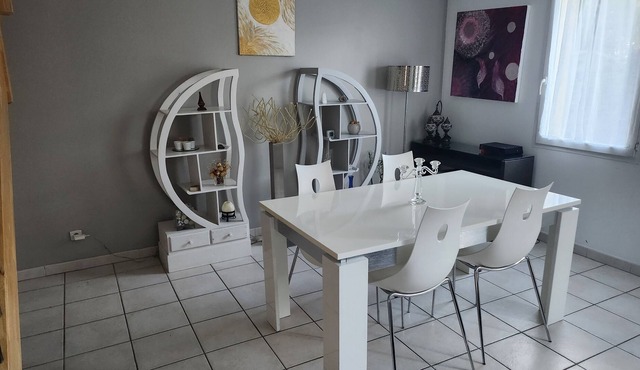 Maison Équipée, 3 Chambres, Spacieuse et Fonctionnelle. Proche Gare de Nîmes