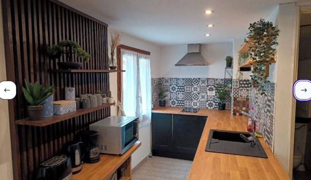 Maison à Colombages Dans Cour Privée Avec Jardin sur les Remparts du Village