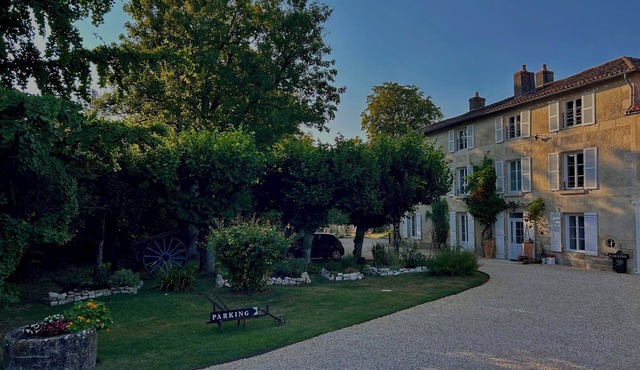 Maison 18e Siècle Avec son Parc au Bord de la Rivière à 5 Minutes du Futuroscope