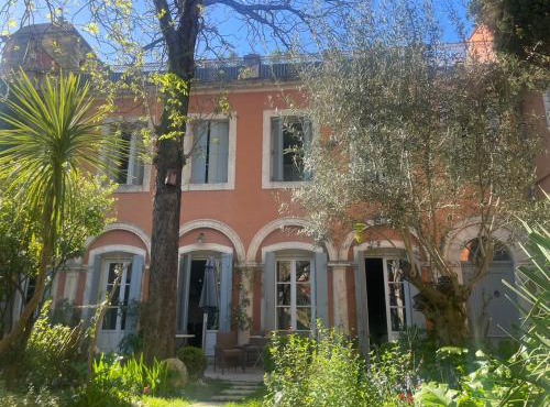 maison 3 chambres centre ville, jardin et bassin privatifs