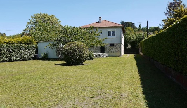 Maison 4 places, petits déjeuners, quartier calme.