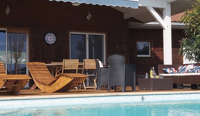 Maison 6 personnes avec piscine à débordement dans un grand jardin clos à Nérac