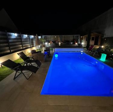 Maison 9 pers avec piscine chauffée jacuzzi proche orleans