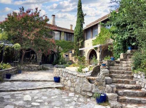 Maison accueillante à Saint-André-de-Cruzières avec piscine partagée