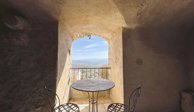 Maison Atypique, Dans les Murs des Remparts du Village de Saint Saturnin Lès Apt