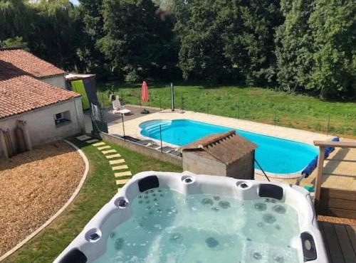 Maison accueillante avec piscine à Chalandray