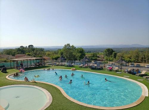 Maison accueillante avec jardin et piscine partagée à Grospierres