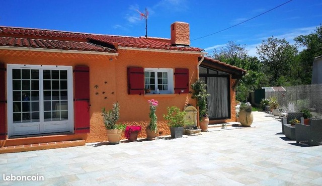 Maison accueillante avec piscine a Forcalqueiret