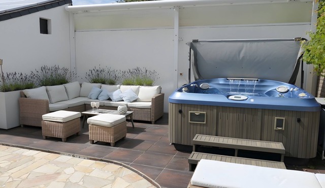 Maison Adonis with Spa, 5 Minutes from Morgat Beach