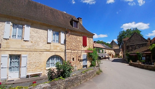 MAISON ANCIENNE DE FAMILLE AU CŒUR D'UN VILLAGE DU PÉRIGORD NOIR