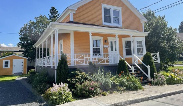 Maison Ancestrale Avec Magnifique Terrasse au Centre-ville de Matane