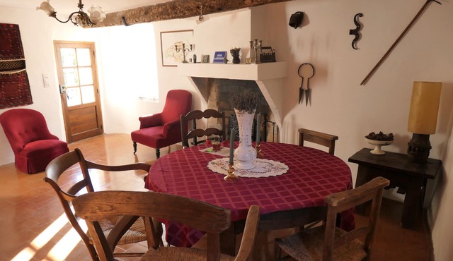 Maison ancienne de caractère avec terrasse dans hameau typiquement provençal