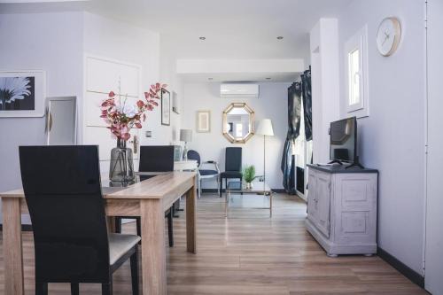 Maison annexe avec une chambre climatisation et place de stationnement