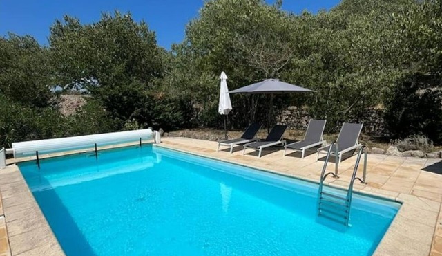 Maison ardéchoise en pierre avec piscine privée, jardin, et vue sur les Cévènnes