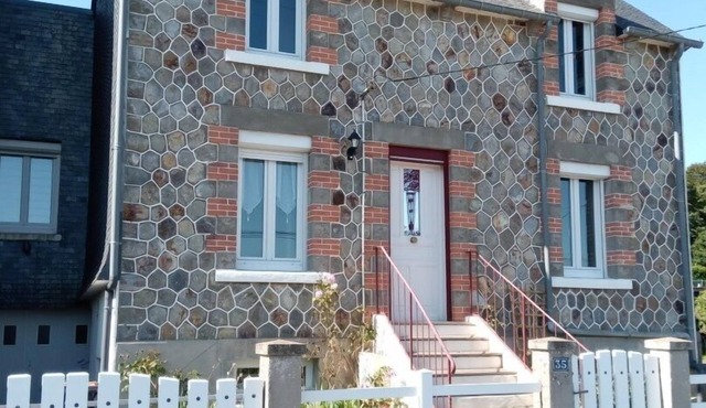 Maison Atypique Avec Terrasse, Jardin et Garage en Plein Centre Village