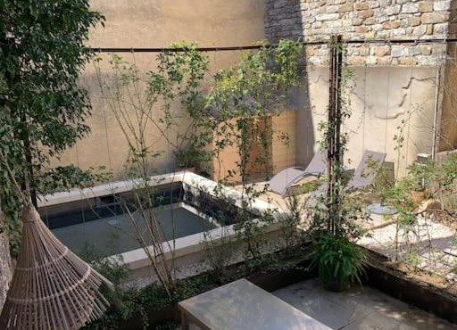 Maison atypique avec jardin et piscine