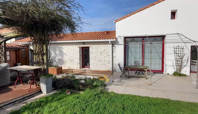 Maison Atypique Centre de Coëx, Proches des Commerces