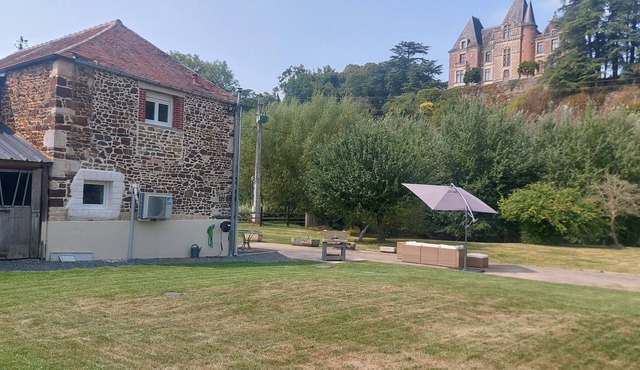 Maison au Bord de L'orne Dans un Cadre Verdoyant