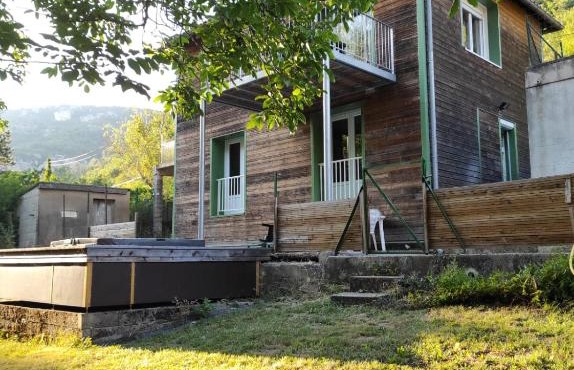 Maison au bord de l'eau avec Jacuzzi