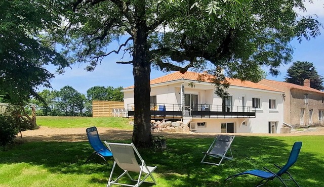 Maison au Bord du Lac de Moulin Papon, 8/10 Pers, Lumineux et Tout Équipé