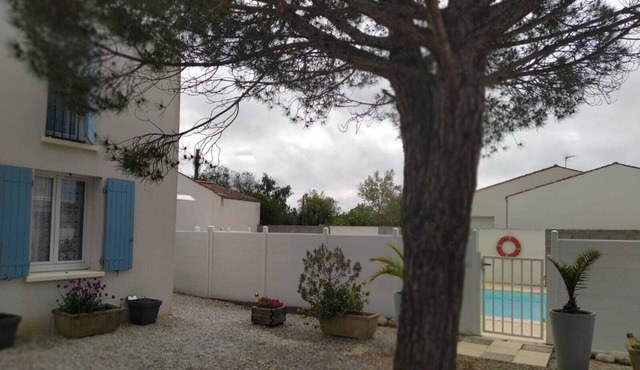 Maison au Calme Près de Château D'oléron Avec Piscine et Parking