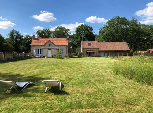 Maison au milieu des bois et des animaux