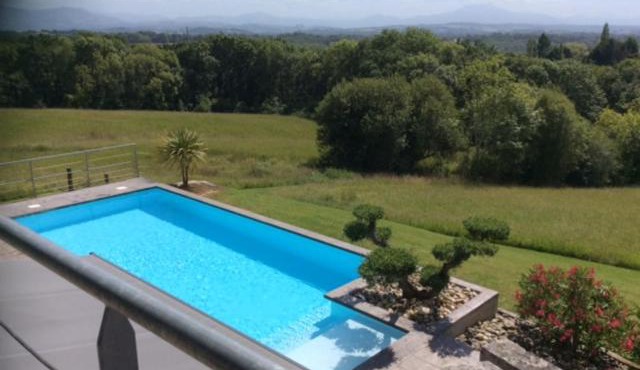 maison au milieu de 9 hectares avec piscine chauffée