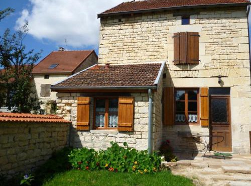 Maison Authentique avec Jardin Clos et Parking Privé à Pont-la-Ville - FR-1-611-59