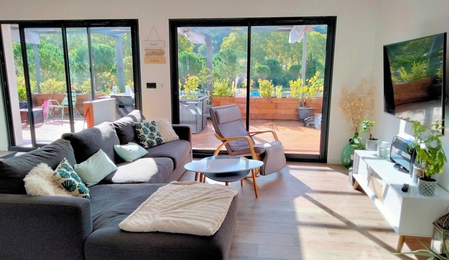 Maison aux Portes des Cévennes Climatisée Avec Piscine Chauffée et Aire de Jeux