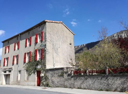 Maison aux volets rouges