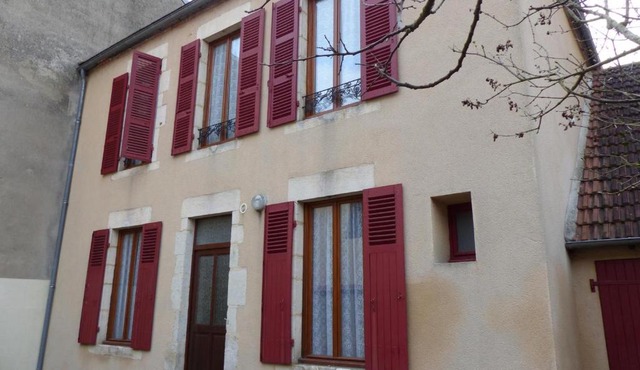 Maison avec Cour, 4 Chambres, Parking, Proche Commerces et Loisirs à 8km de Vichy - FR-1-489-248