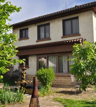 Maison avec accès indépendant, au centre-ville de Tournus