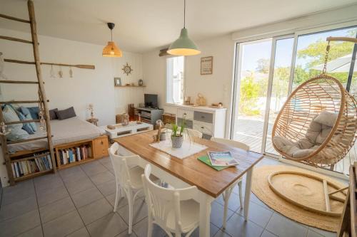 Maison avec fauteuil suspendu et lit de jour près de la mer en Vendée