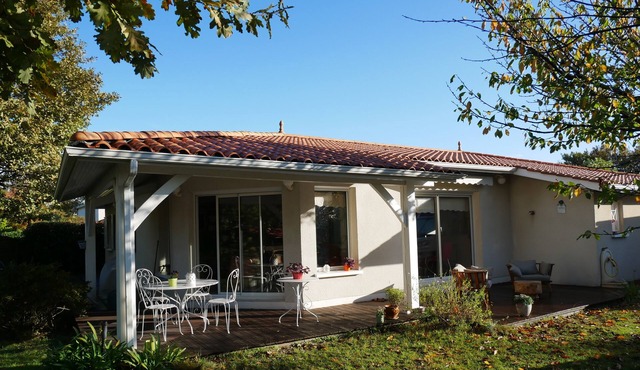 Maison Avec Patio et Jardin au Calme à 10 min Aéroport et 25 du Bassin ou Océan