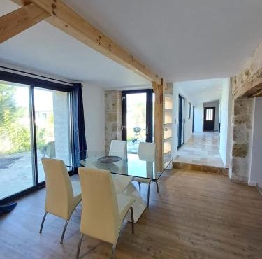 maison avec jardin 4 pers, 2 lits, billard, wifi, clim